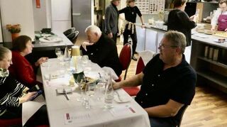 Immer nah beim Geschehen am Herd: Werner Häckel und Ulrike Menzel-Häckel überschauen den Ablauf (im Hintergrund stehend).