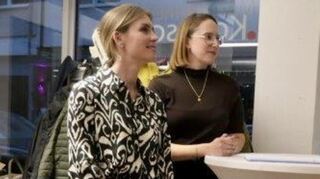 Sind beide vom Fach: Vivienne Menzel (v.l.) und Julia Metzger-Breßler vom BASF-Weinkeller.