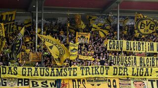 Die BVB-Fans zeigen am 3. Spieltag in Heidenheim lautstark ihre Meinung zum BVB-Auswärtstrikot.