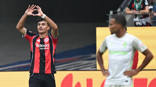 Das Heimtrikot der Eintracht Frankfurt beschreibt Experte Appenowitz als seinen persönlichen Favoriten – einfach gehalten in den Vereinsfarben Schwarz und Rot.