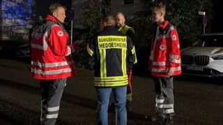 Lagebesprechung beim nächtlichen Zimmerbrand in der Heddesheimer Friedrichstraße mit Bürgermeister Achim Weitz.