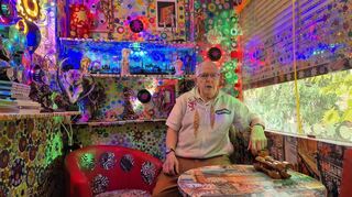 Der Ludwigshafener Willi Streily hat seine Wohnung im Hemshof über viele Jahre zu einem Gesamtkunstwerk gestaltet. Der aufwendig dekorierte Balkon ist sein ganzer Stolz.