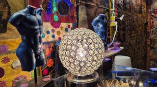 Auch der Kellerraum des 84-Jährigen ist mit bunten Glitzer-Klebern, Lichterketten und Figuren dekoriert.