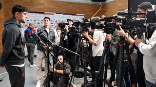Bayern-Profi Aleksandar Pavlovic beantwortet im DFB-Quartier Reporterfragen.