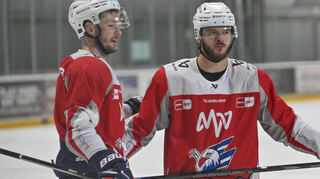 Mannheims Tom Kühnhackl (l.) und Mannheims Lukas Kälble beim Training in der DEL der Adler Mannheim.
