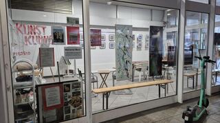 Blick auf den Kunst-Kubus mit der aktuellen Ausstellung von Dieter Kaiser.