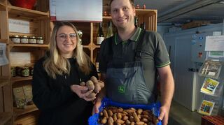 Lenuta und Martin Billau in ihrem Hofladen.
