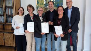 Den Bericht stellen vor die Fachärztin für Kinder- und Jugendmedizin Dr. Anne Heuberger (v.l.), Fachbereichsleiterin Dr. Herta Ramisch, Oberbürgermeisterin Stefanie Seiler, Gesundheitsmanager Daniel Fleischmann, Fachbereichsleiterin Gesundheitsförderung Dr. Joëlle Bals und Abteilungsleiter beim Kreis Alexander Weber.