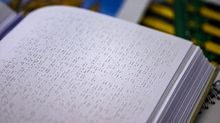 Braille-Schrift für blinde und sehbehinderte Menschen (Symbolbild).