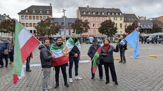 Exil-Iraner aus dem Verbund der Iranischen Monarchisten unterstützen die DIG auf dem Marktplatz.