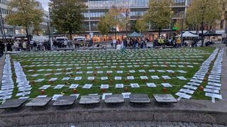 Bei der Mahnwache auf dem Paradeplatz wird der getöteten Palästinenser gedacht.
