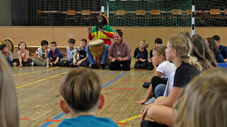 Bobley an der Trommel sang vor, Colleen (rechts neben Bobley) und die Kinder nach.