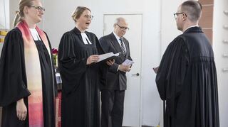 Willkommensgottesdienst im Mai 2024: Pfarrerin Johanna Gotzmann (v.l.), Dekanin Sonja Mattes und Pfarrer Klaus Fischer heißen Markus Müsebeck willkommen.