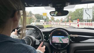 Auch dieses Mal manövriert Josefin Hoyer durch eine veränderte Baustellenführung an der Kreuzung Wald-/Wasserwerkstraße.