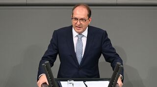 Innenminister Dobrindt warnt vor Anreizen für illegale Migration.