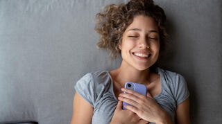 Glücklich verliebt nach dem Match - eine Seltenheit? Was machen Dating-Apps mit unserem Beziehungsleben?