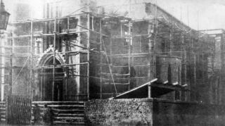 Diese Aufnahme von 1897/1898 zeigt, wie die prächtige Apostelkirche gebaut wird.