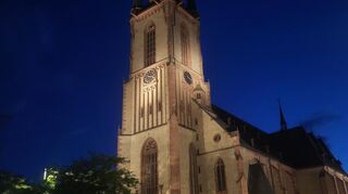 Die Apostelkirche ist heute der Mittelpunkt und das Wahrzeichen der Stadt Viernheim.