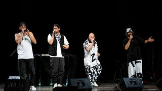 Die Jungs von The Razzones wummern durch den Alten Stadtsaal in Speyer.