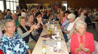 Begeisterte Seniorinnen und Senioren beim Rheinauer Seniorentag.