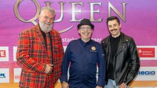 Bieten ab November eine kulinarische Queen-Show: Moderator Dierk Murelli, Spitzenkoch Martin Scharff sowie Sänger Valentin L. Findling.