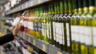 Billiger Importwein in Supermarktregalen macht den Winzern in der Pfalz, in Baden und an der Bergstraße zu schaffen.