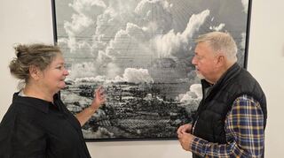 Die Künstlerin erklärt Galerieleiter Franz Dudenhöffer ihr Werk "Weiter, immer weiter" in Acryl auf Leinwand.