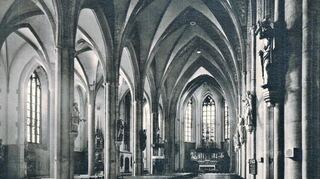 Auf einer alten Postkarte ist der Innenraum der Apostelkirche mit Blick auf den Hochaltar zu sehen.