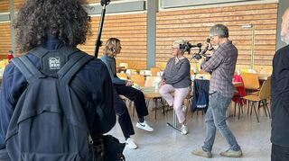 ARD-Reporterin Jessy Wellmer interviewt Erika Schmaltz, Leiterin des Awo-Balletts, beim Rheinauer Seniorentag.