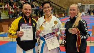 Ilvesheims Nico Privitera (v.l.) hat im Kata-Team mit Sarah Baumgärtner und Sarah Agte (Kime-Budosport Erlenbach) DM-Gold geholt.