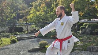 Im japanischen Garten Bielefeld absolviert Nico Privitera ein Vorbereitungstraining in der Karatedisziplin Kata.