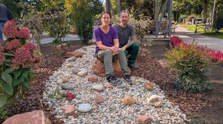 Tanja und Heiko Freund freuen sich über viel Lob für ihre gärtnergepflegten Grabfelder auf dem Ladenburger Friedhof.