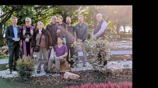 Bei der feierlichen Einweihung des neuen Grabfeldes: Bürgermeister Stefan Schmutz, Pfarrer Matthias Stößer, Barbara Ebert (Verwaltung), Wolfgang Höflein, Lenny, Tanja (sitzend) und Heiko Freund (Ausführende), Thorsten Werner (Steinmetz) und Rolf Gregor (Bestatter).
