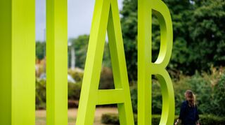 Die Arbeitslosigkeit wird einer IAB-Regionalprognose im Osten leicht zunehmen, im Westen leicht sinken (Archivbild).