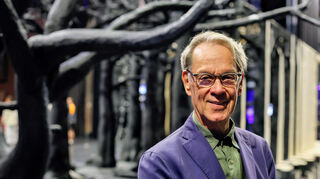 Fühlt sich in den Kulissen des Bühnenbilds zu Wagners „Lohengrin“ offenbar wohl: Albrecht Puhlmann, Opernintendant des Nationaltheaters Mannheim.