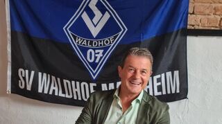 Karlheinz Bührer vor der Waldhof-Fahne.