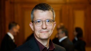 Der Referent der Verbraucherzentrale, Henning Fischer, spricht anlässlich der Klage von juristischem Neuland.