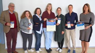 Bei einem gemeinsamen Pressegespräch stellte die Erste Kreisbeigeordnete Angelika Beckenbach gemeinsam mit Jutta Gemeinhardt (Klinikseelsorgerin des Evangelischen Dekanats Bergstraße), Luisa Götzinger (Leiterin des Gemeindepsychiatrischen Zentrums Bergstraße-Ried), Hendrika Mühlbauer (vom Sozialpsychiatrischen Dienst des Kreises Bergstraße), Angela Abel (Geschäftsführerin des Psychosozialen Hilfsvereins Heppenheim e.V.), Fides Matejka (Bereichsleiterin der Regionalen Diakonie Rimbach) sowie Constantin von Gatterburg (Vorsitzender des Helseekon-Klubs Heppenheim e. V) das Programm der Tage der seelischen Gesundheit vor.