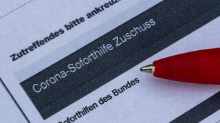 Ein Stift liegt auf einem Antrag für den Corona-Soforthilfe-Zuschuss. In den aktuellen VGH-Urteilen zu Rückzahlungsforderungen des Landes ist vor allem das Datum 8. April 2020 entscheiden.