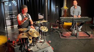 Schlagzeuger Gero Fei und Keyboarder Blacky P. Schwarz vom Duo Schwarz-Feiß bei ihrem Konzert in Speyer.