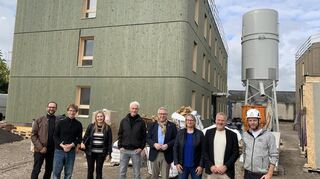 Zur Halbzeit der Baustelle in Käfertal hat Mannheims Wirtschafts- und Sozialbürgermeister Thorsten Riehle (4.v.r.) zum Rundgang geladen.