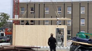 Fast wie beim Bauen mit Lego werden die Fertigteile zusammengesteckt – erst das Treppenhaus, dann ein „Wohnturm“ nach dem anderen.