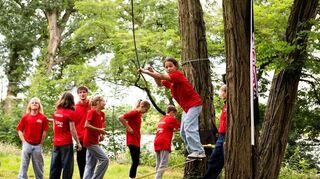 Mattis Trinh in der Show „Ninja Warrior Germany Kids Academy“ mit Team Rot im Kletterpark.