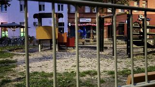 Auch Tage nach der Tat ist der Corner Kiosk verrammelt. Die Sonnenschirme und die Ballons von der Eröffnung am vergangenen Samstag sind noch zu sehen.