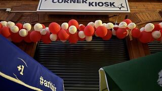 Reste der Eröffnung: Vor dem Corner Kiosk sind noch die Sonnenschirme und die Ballons zu sehen.