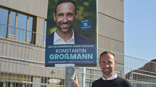 Konstantin Großmann vor einem seiner Wahlplakate in Biblis.