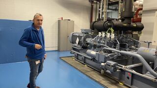 Bernd Haase, Betriebsleiter des Eissportzentrums Herzogenried, erklärt das Kühlsystem für die Eisfläche.