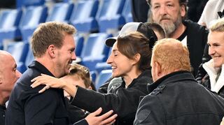 Julian Nagelsmann umarmt seine Lebensgefährtin nach dem Sieg gegen Luxemburg.
