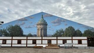Fast wie real: Der Wasserturm, Mannheims Wahrzeichen grüßt unter dem Oktoberfesthimmel.