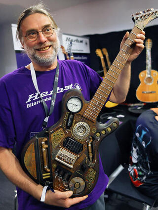 Der Mannheimer Gitarrenbauer Mathias Herbst präsentierte mit diesem Steampunk-Modell eines der originellsten Instrumente beim Guitar Summit 2025.